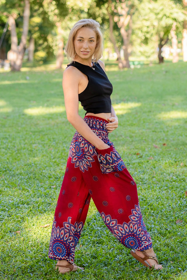 Calça de yoga vermelha com estampa floral em rayon